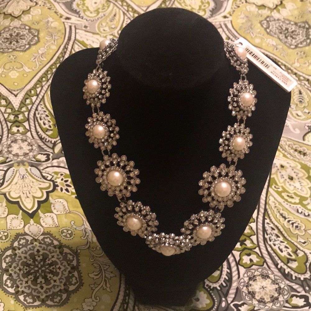 Ann Taylor Pearl Statement Necklace Gold Tone Floral NWT - Picture 3 of 3